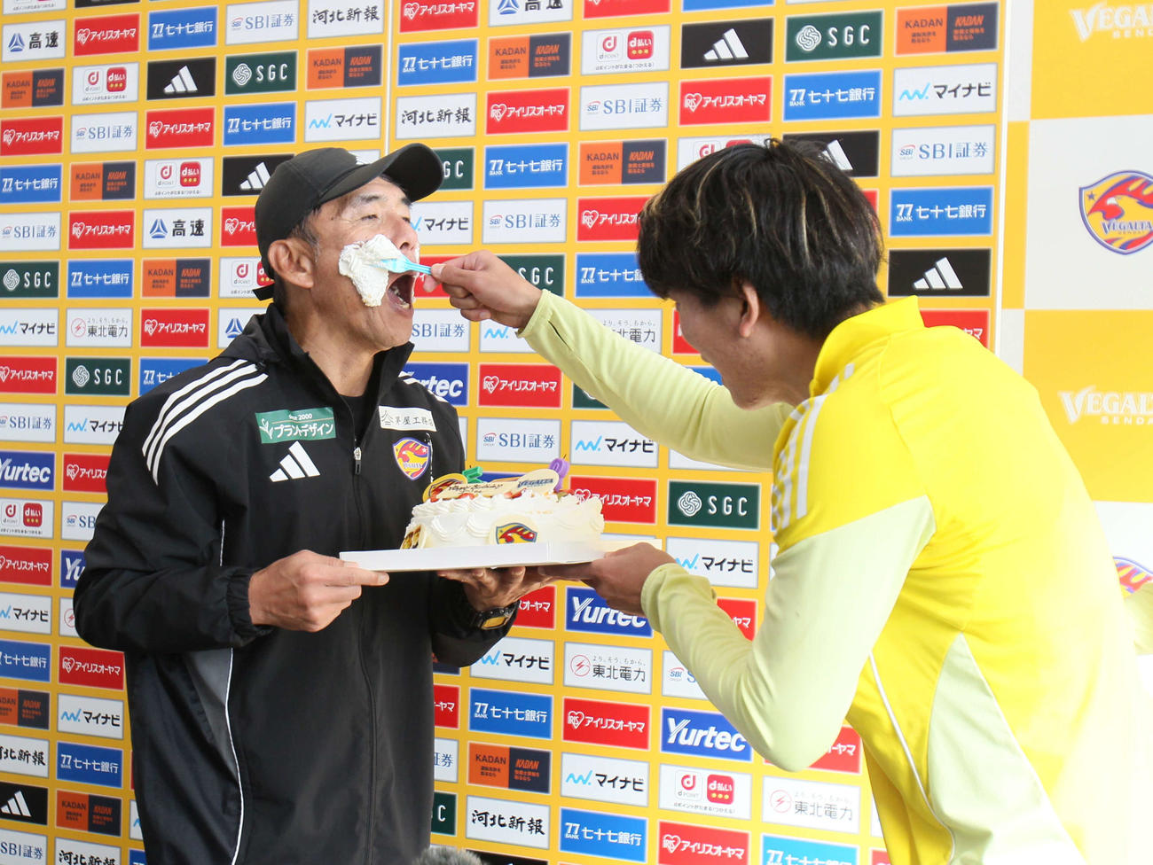 J2仙台森山監督（左）の顔にクリームをつけるDF井上（撮影・高橋香奈）