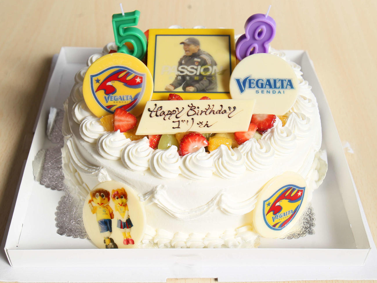 11月9日に誕生日を迎えたJ2仙台森山監督に報道陣から贈られたサプライズケーキ（撮影・高橋香奈）