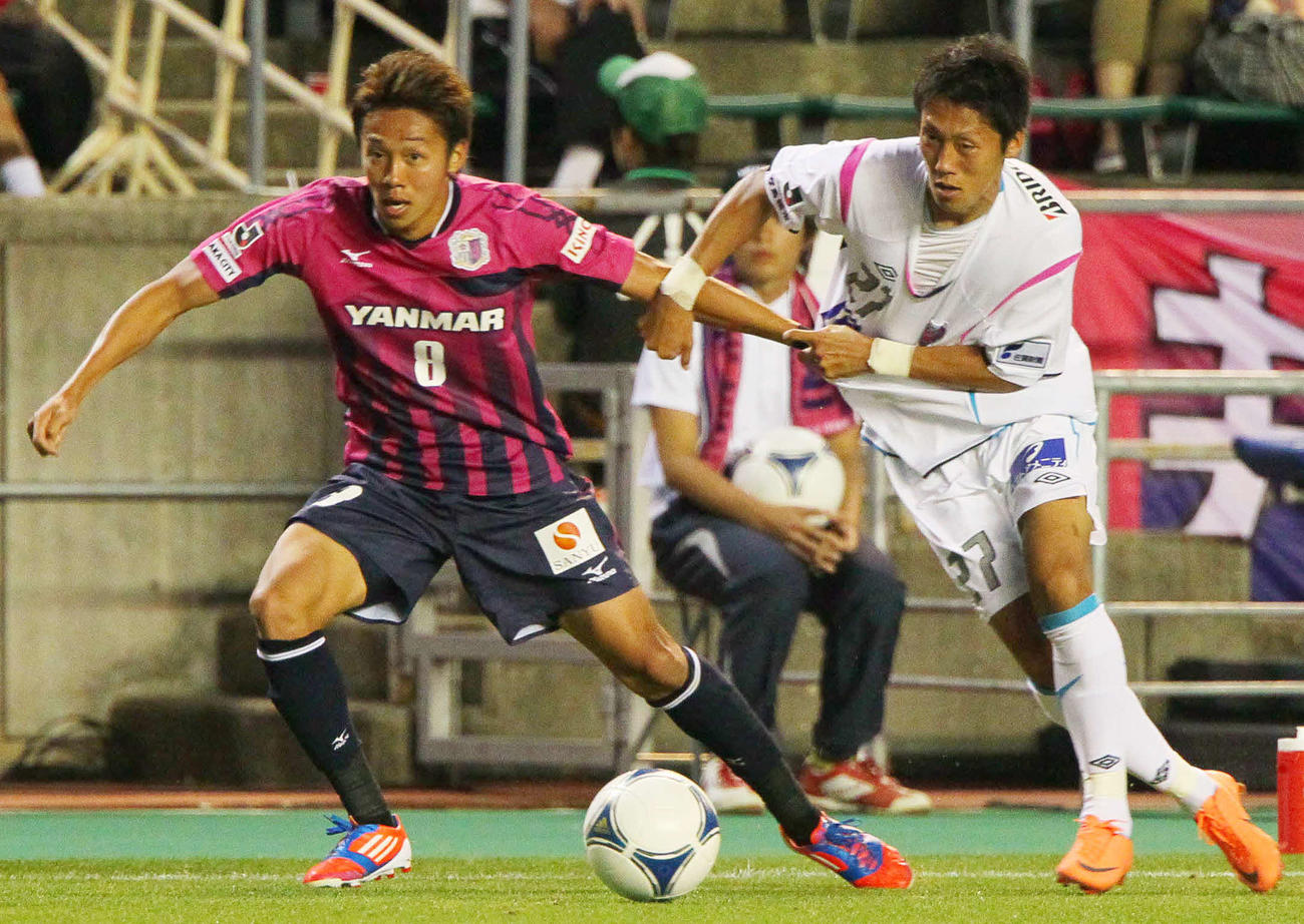 12年、ナビスコ杯で競り合うC大阪MF清武弘嗣（左）と鳥栖MF清武功暉