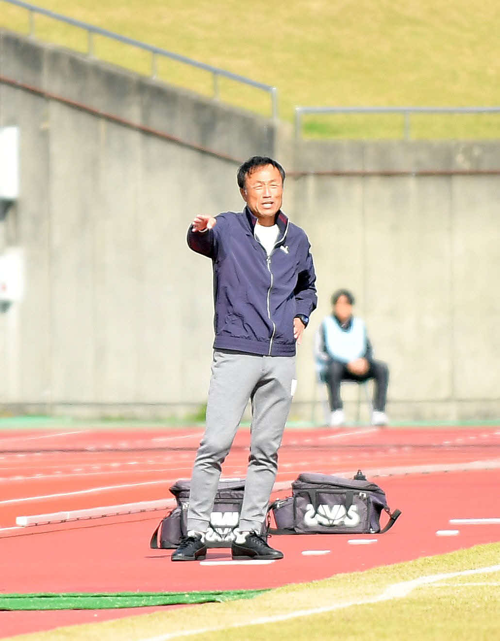 選手に指示を出す浜松開誠館・青嶋監督