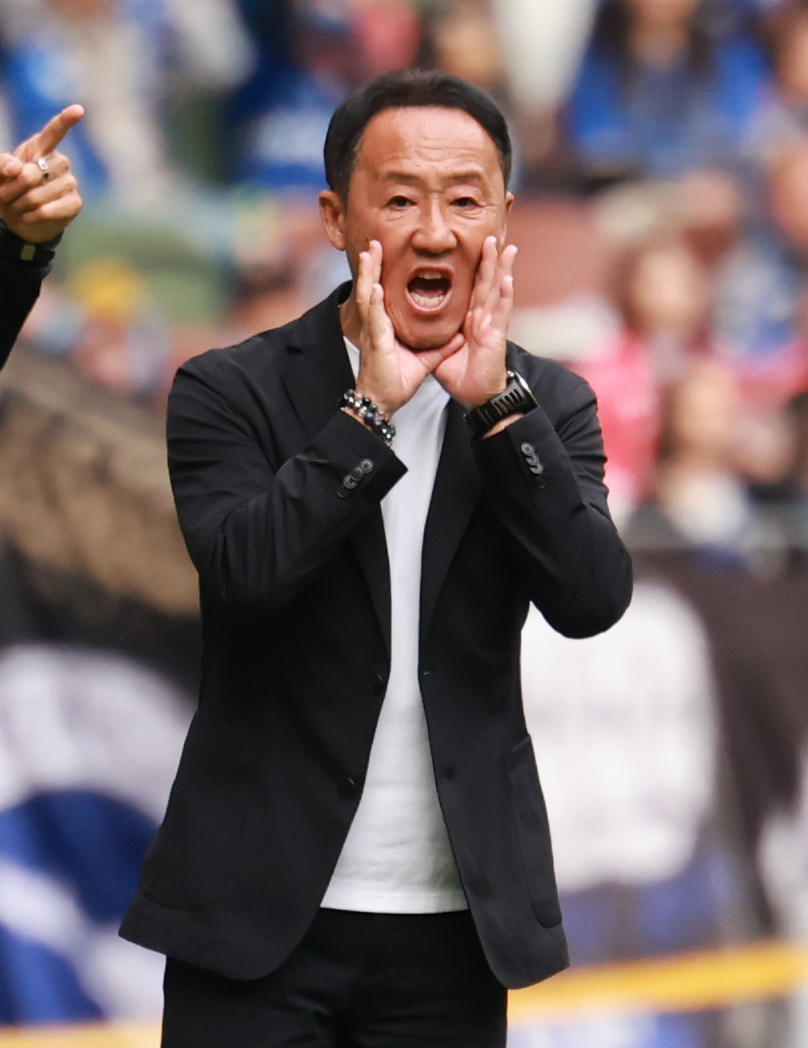町田対東京　前半、指示を出す町田黒田監督（撮影・野上伸悟）