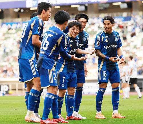 町田対東京　延長後半、オ・セフン（左端）のゴールで、ゆりかごポーズで喜ぶ相馬（中央）ら町田の選手たち（撮影・野上伸悟）