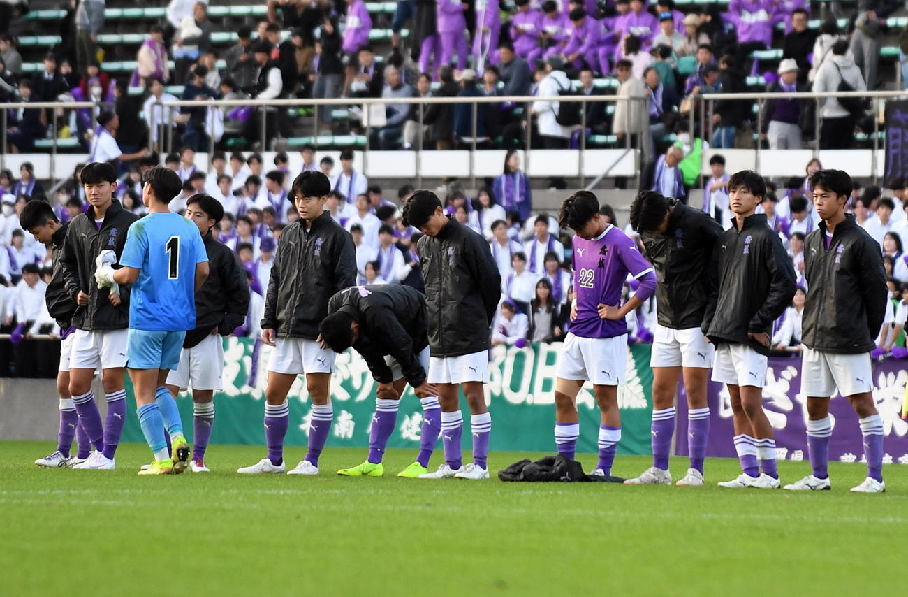 10年ぶりの優勝を逃し、肩を落とす藤枝東の選手たち