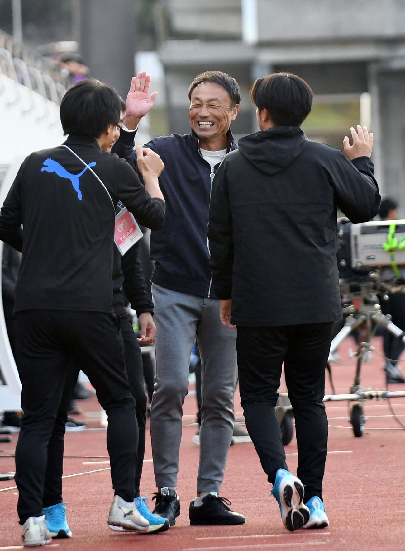 3年ぶりの優勝を決め、笑顔でハイタッチする浜松開誠館・青嶋監督