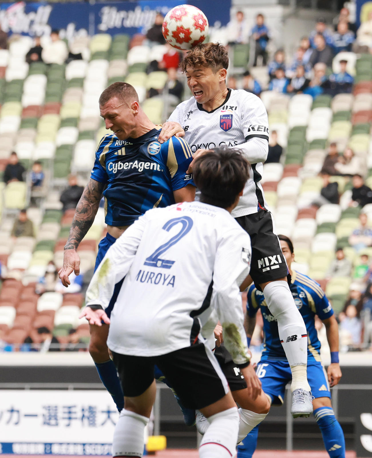 町田対東京　前半、競りあう町田デューク（左）と東京森重（撮影・野上伸悟）