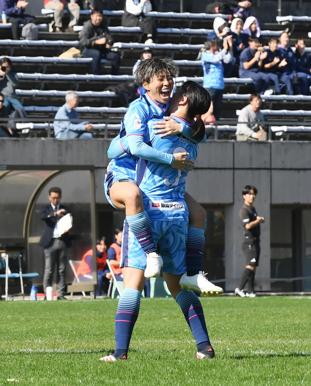 前半22分、先制点を決めた彦坂（手前）と抱き合う静岡SSUボニータ・横山