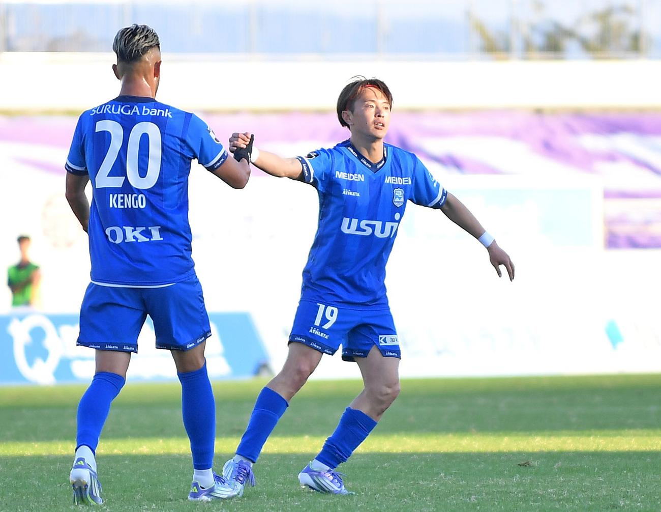 沼津対群馬　後半、今季初ゴールを挙げた沼津斎藤（右）は川又と喜び合う