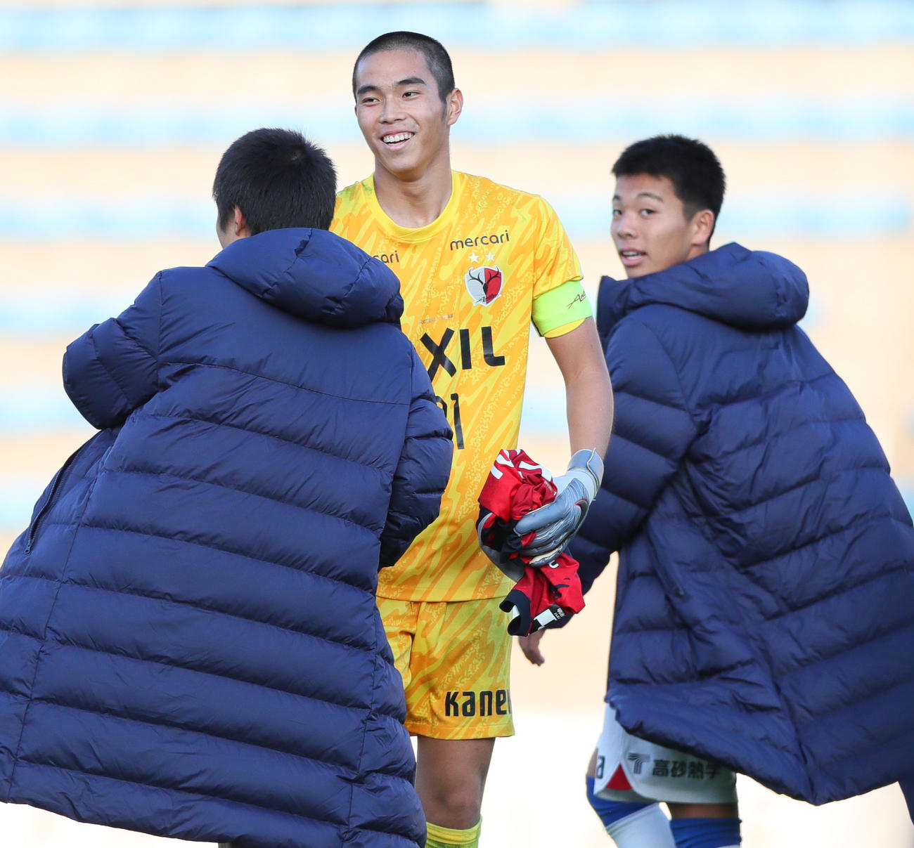 広島対鹿島　PKを止め仲間と喜ぶ鹿島GK新垣（中央）（撮影・上山淳一）