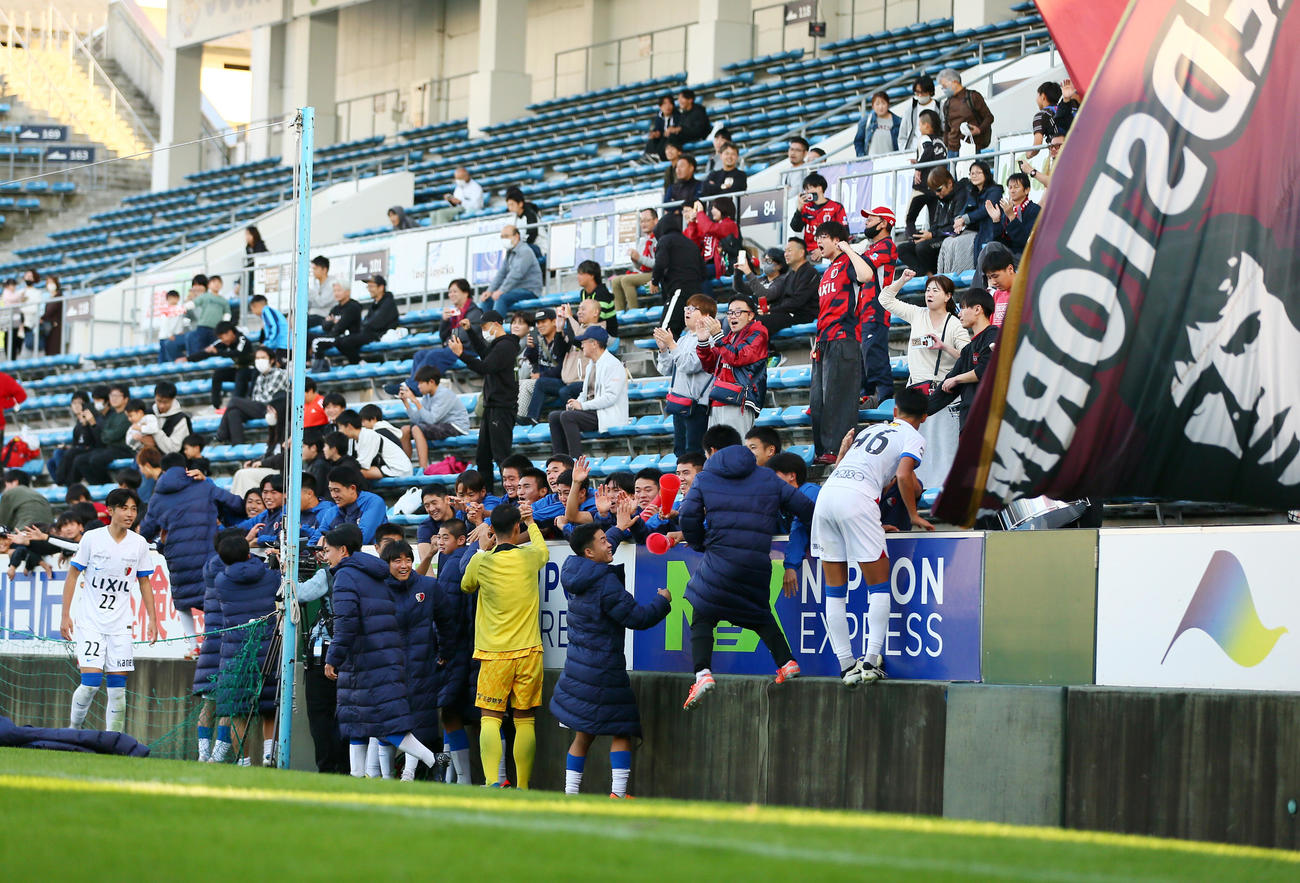 広島対鹿島　優勝を決めサポーターと喜ぶ鹿島アントラーズユース（撮影・上山淳一）