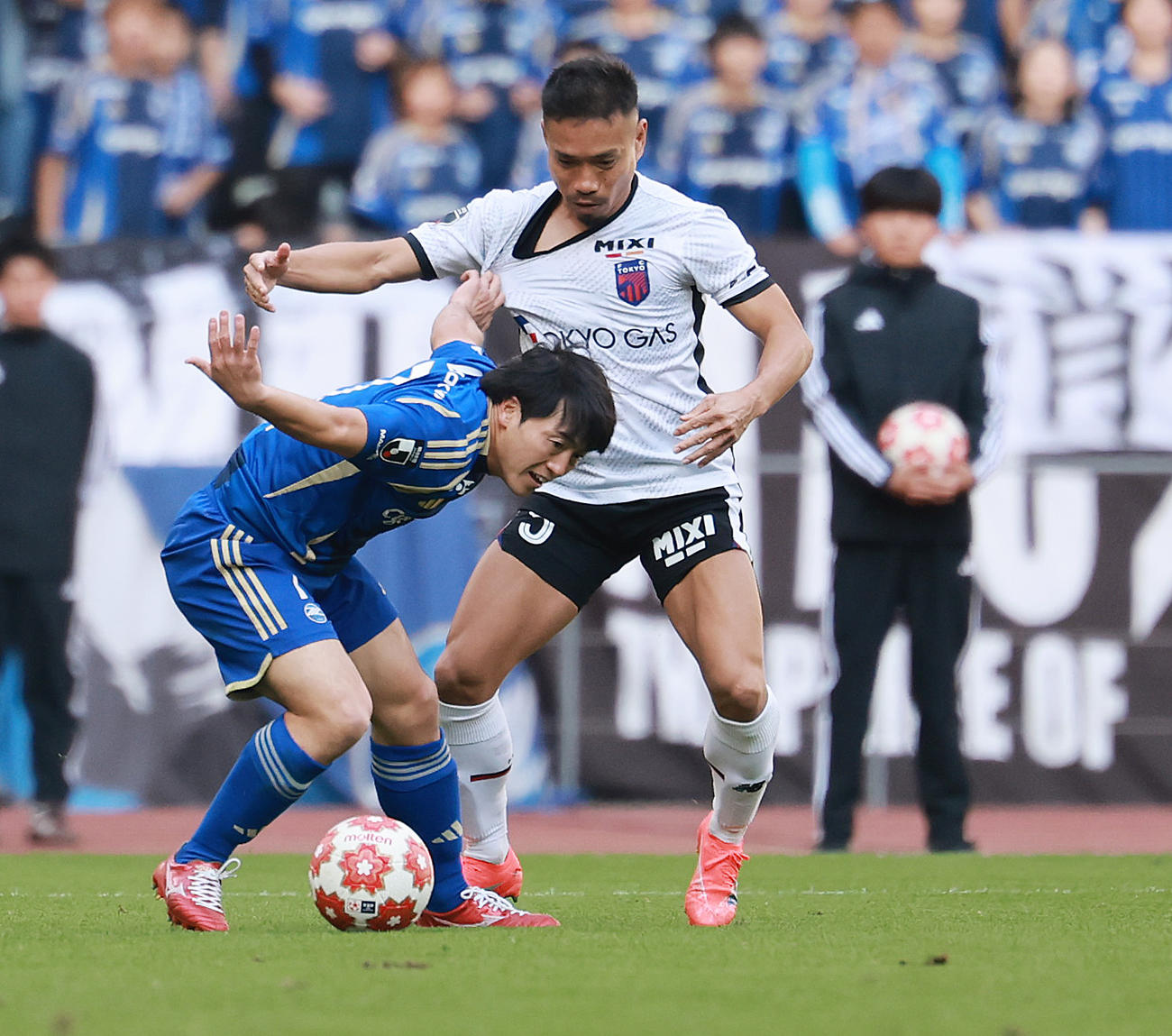 町田対東京　後半、競りあう町田相馬（左）と東京長友（撮影・野上伸悟）