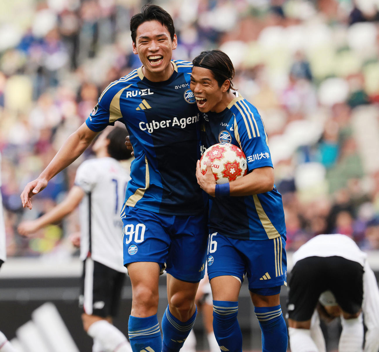 町田対東京　延長後半、ゴールを決め、前（右）と喜ぶ町田オ・セフン（撮影・野上伸悟）