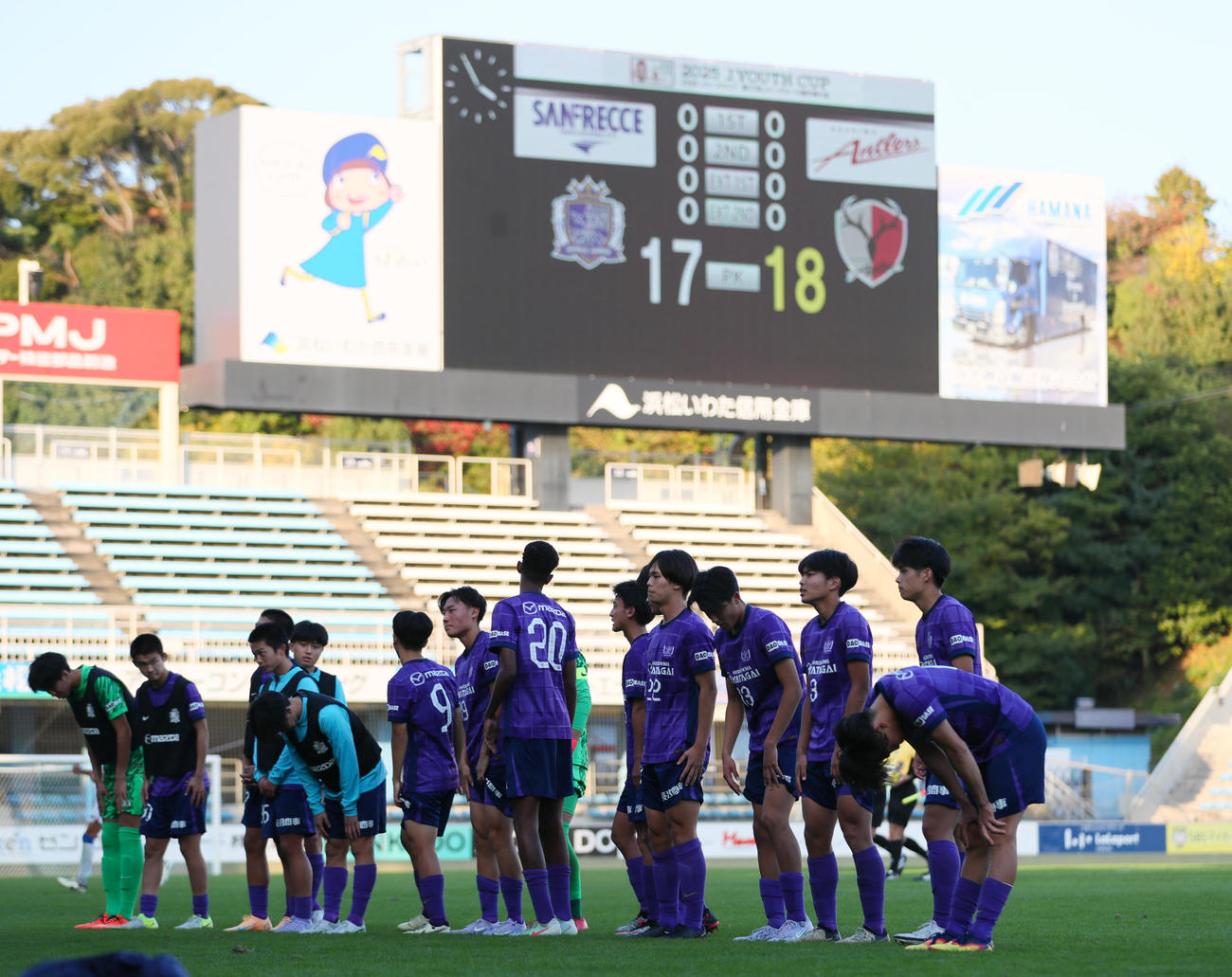 2025Jユースカップ決勝広島対鹿島　PK戦で敗れ、ガックリ肩を落とす広島の選手ら（撮影・上山淳一）（撮影・上山淳一）