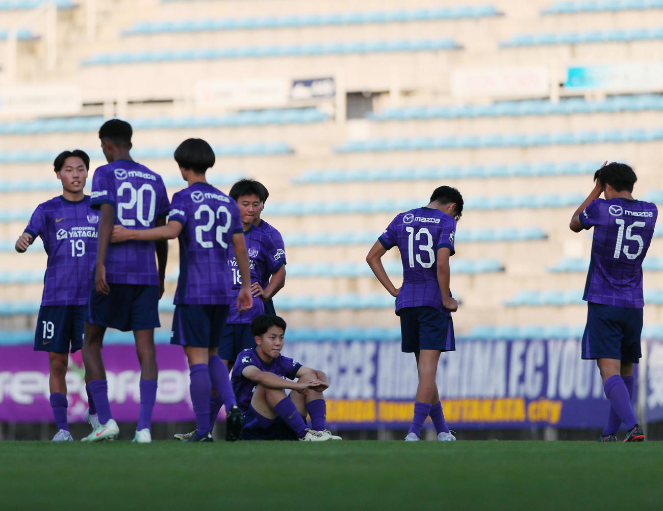 2025Jユースカップ決勝広島対鹿島　PK戦で敗れ、ガックリ肩を落とす広島の選手ら（撮影・上山淳一）（撮影・上山淳一）