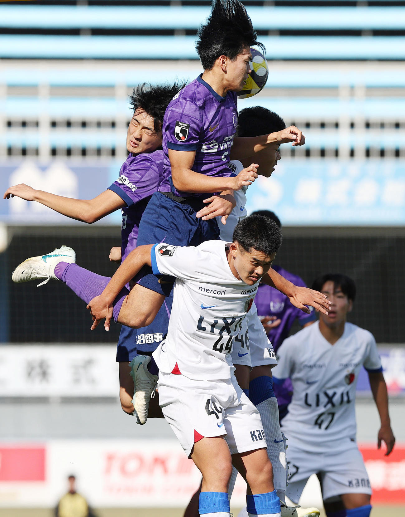 2025Jユースカップ決勝広島対鹿島　前半、激しく競り合う両チームの選手ら（撮影・上山淳一