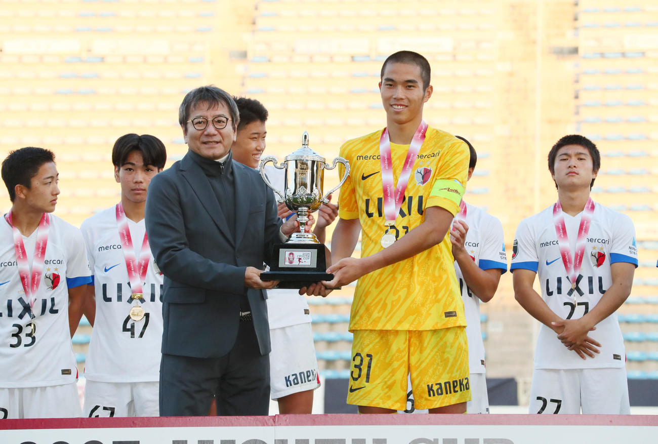 広島対鹿島　Jリーグ野々村チェアマン（左）からJユースカップを受け取る鹿島GK新垣（撮影・上山淳一）
