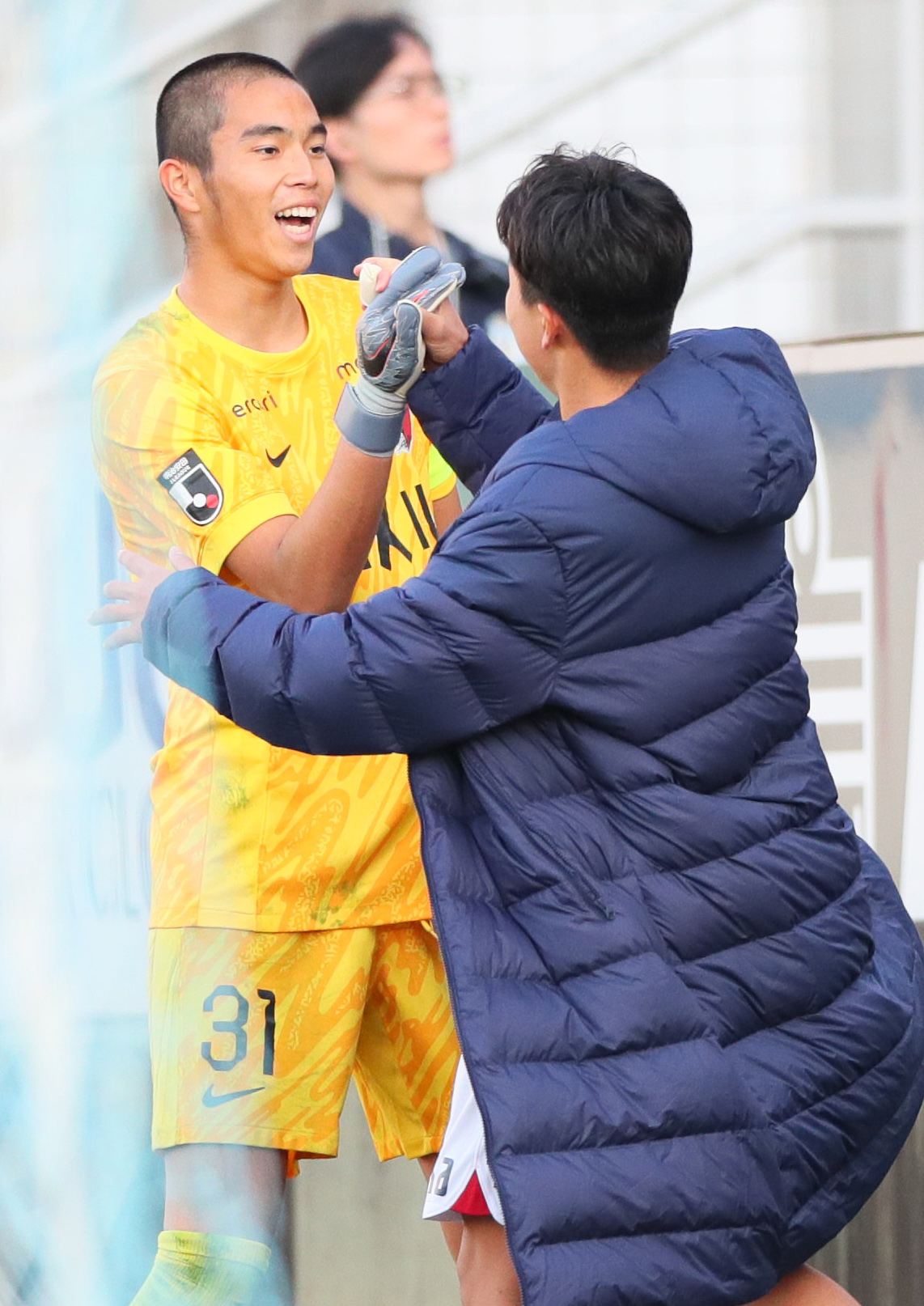 広島対鹿島　PKを止め喜ぶ鹿島GK新垣（左）（撮影・上山淳一）