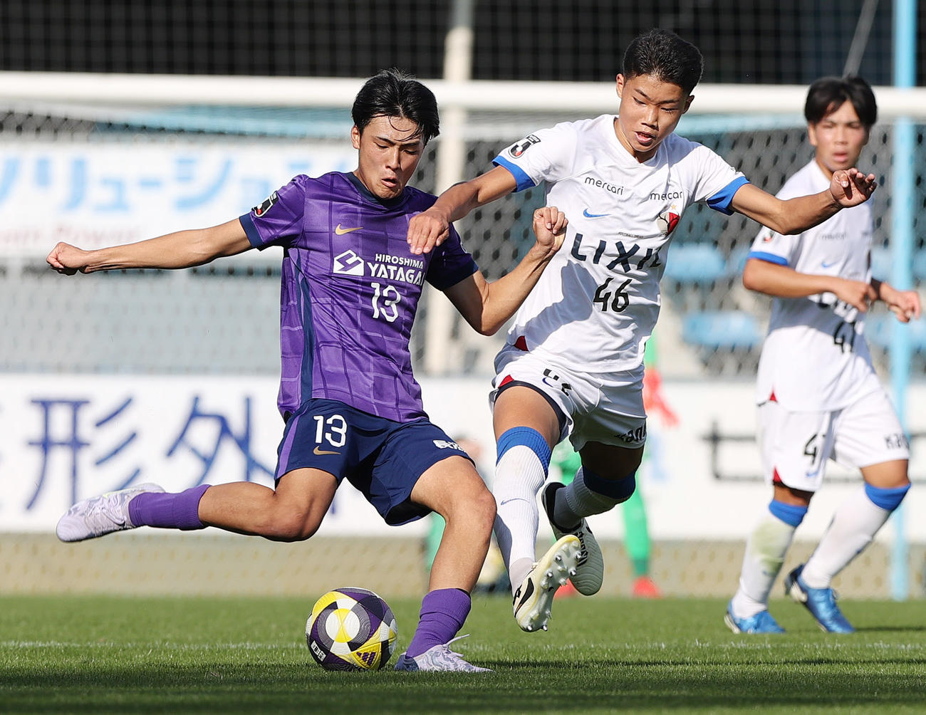 2025Jユースカップ決勝広島対鹿島　前半、激しく競り合う広島太田（左）と鹿島石渡（撮影・上山淳一）