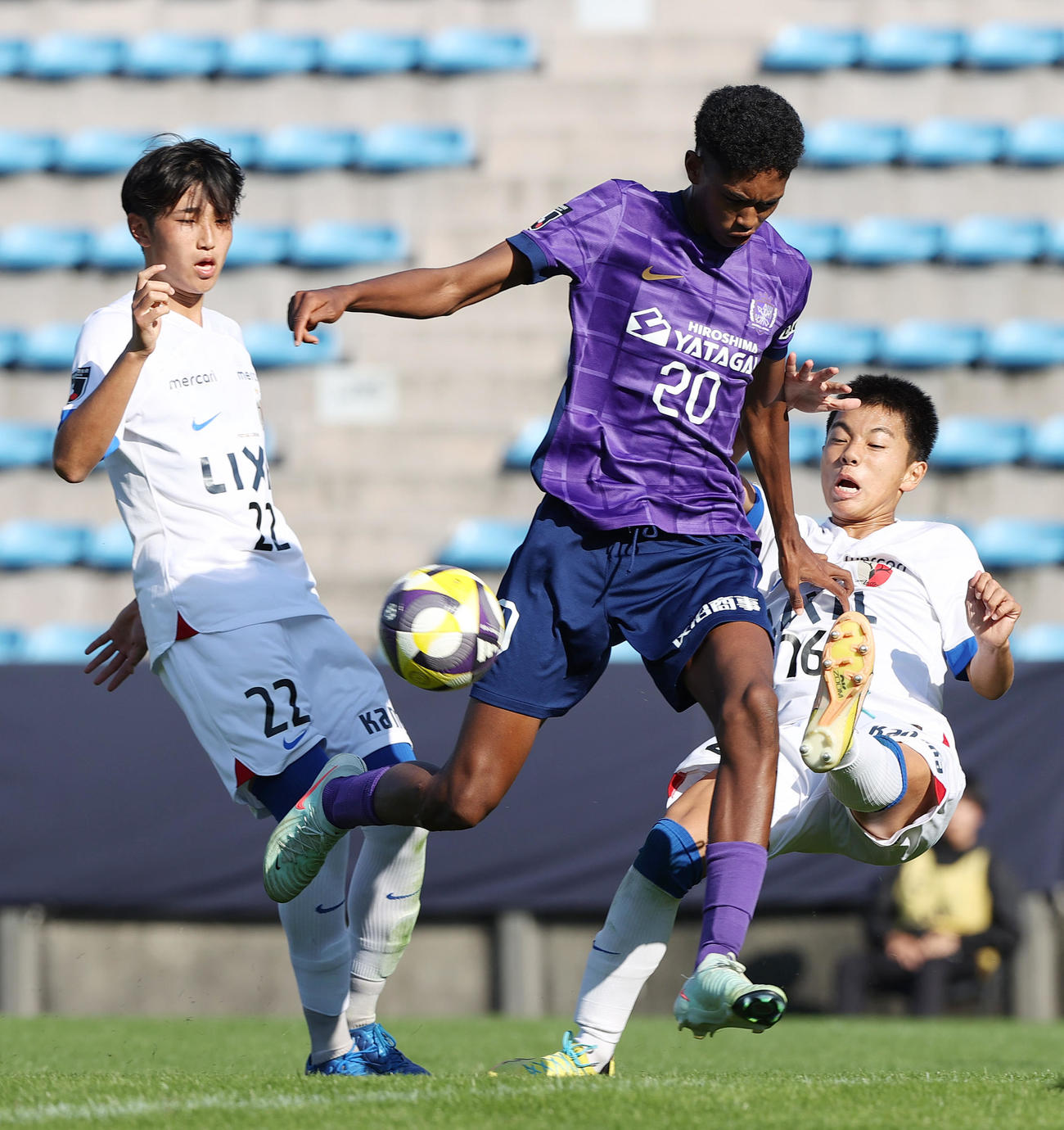2025Jユースカップ決勝広島対鹿島　前半、ゴール前に迫る広島森井（中央）、左は鹿島倉橋、右は鹿島小枝（撮影・上山淳一）