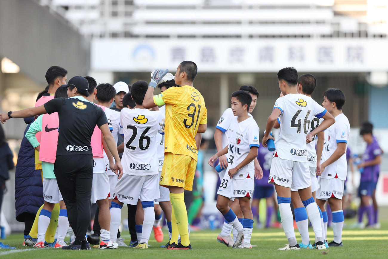 2025Jユースカップ決勝広島対鹿島　延長戦を前に円陣を組む鹿島アントラーズユース（撮影・上山淳一）