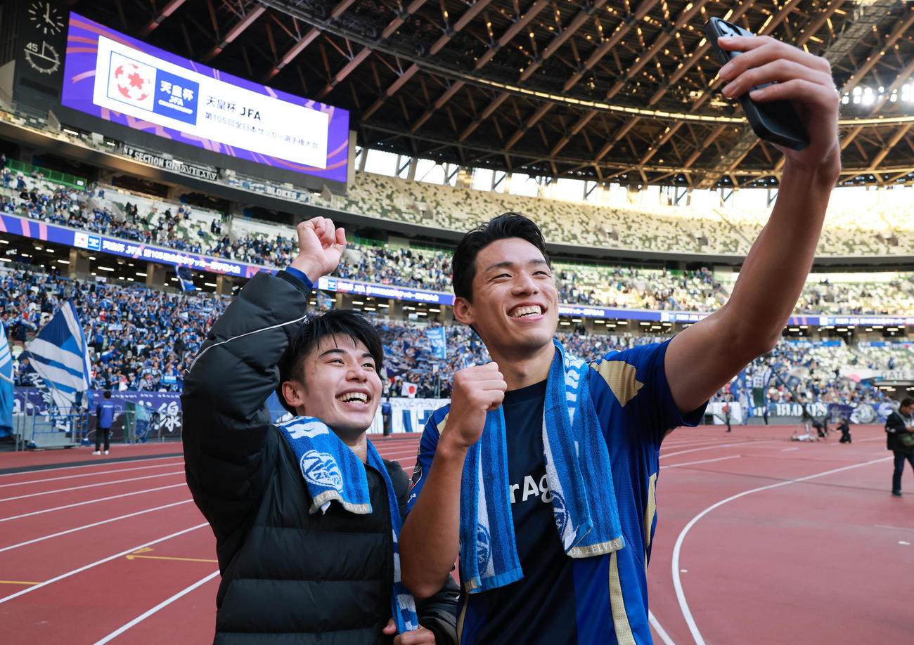 町田対東京　先制ゴールを決めた町田林（左）と追加点のオ・セフンは、試合後にサポーターバックの自撮りで喜ぶ（撮影・野上伸悟）