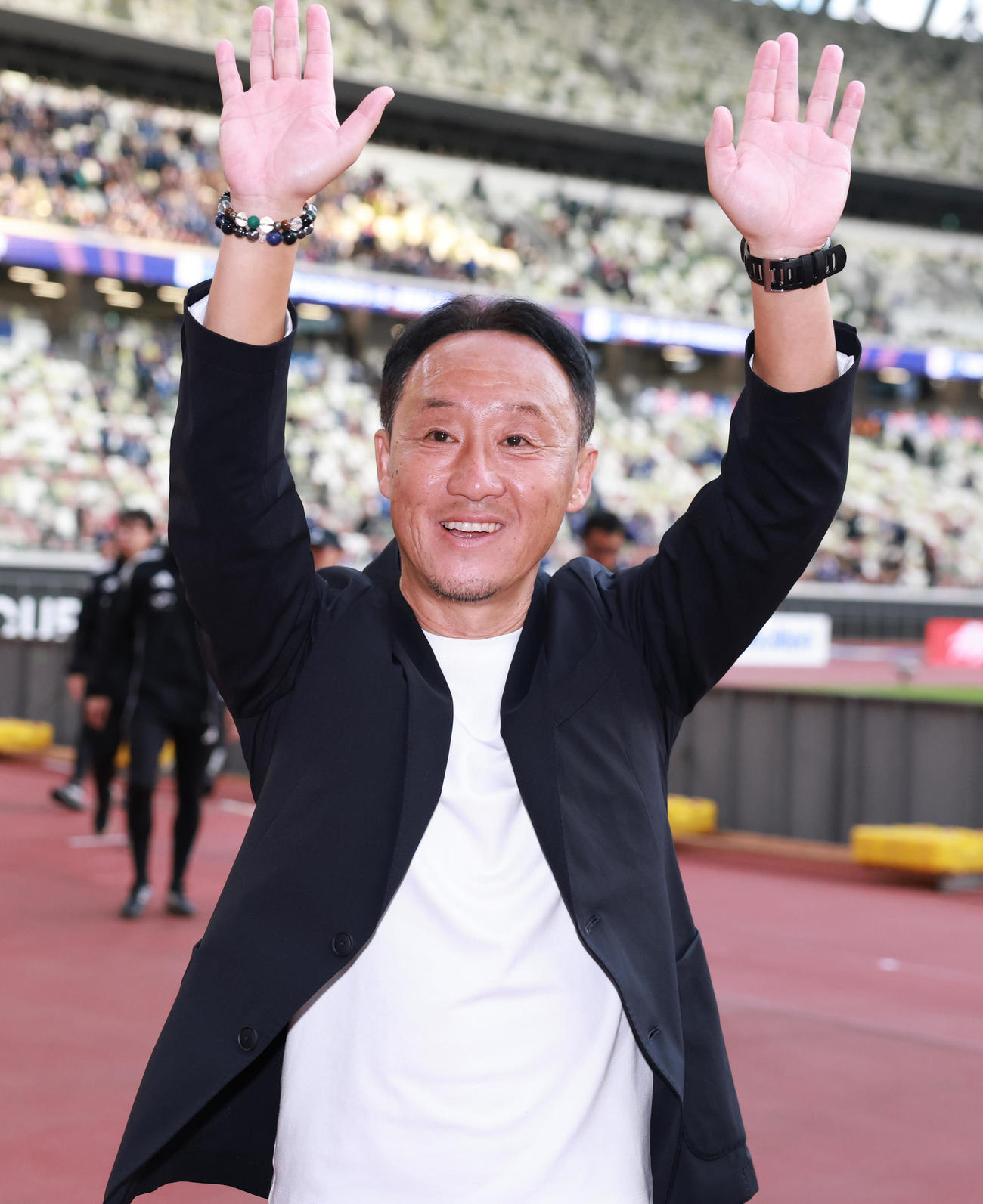 町田対東京　決勝進出を決め、サポーターと喜ぶ町田黒田監督（撮影・野上伸悟）