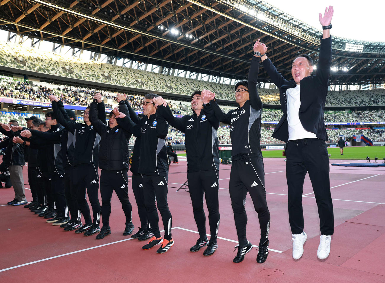 町田対東京　決勝進出を決め、サポーターと喜ぶ町田黒田監督（右端）ら（撮影・野上伸悟）