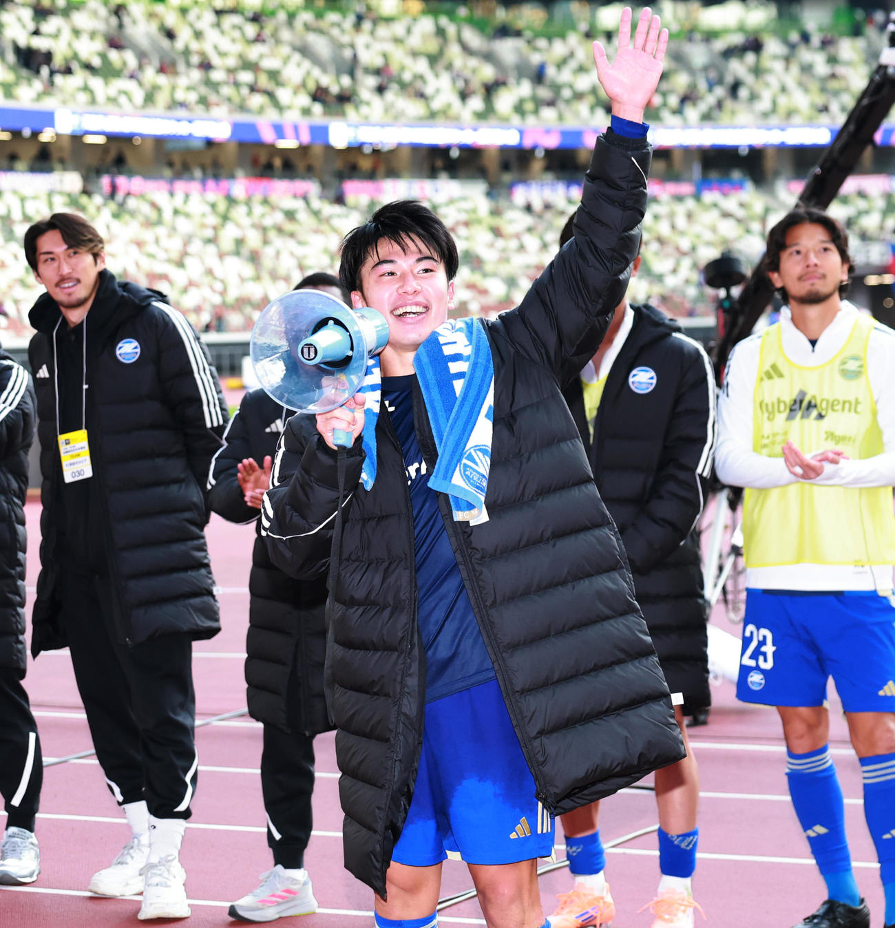 町田対東京　誕生日に先制ゴールを決めた町田林は、サポーターに「25歳になりました！」と報告（撮影・野上伸悟）
