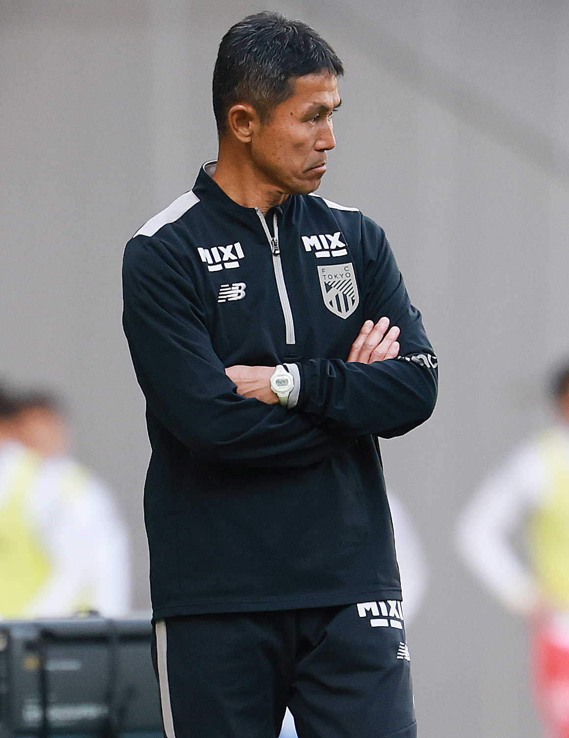 町田対東京　試合を見つめる東京松橋監督（撮影・野上伸悟）
