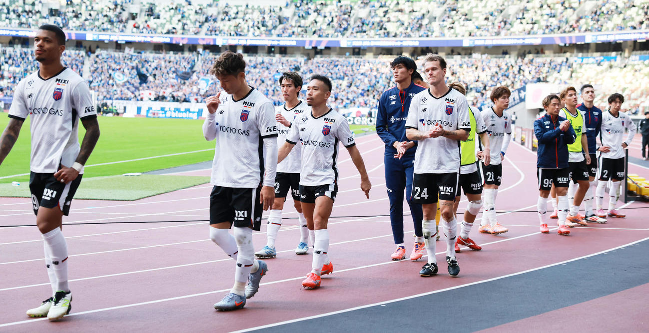 町田対東京　決勝逃しサポーターにあいさつする東京の選手たち（撮影・野上伸悟）