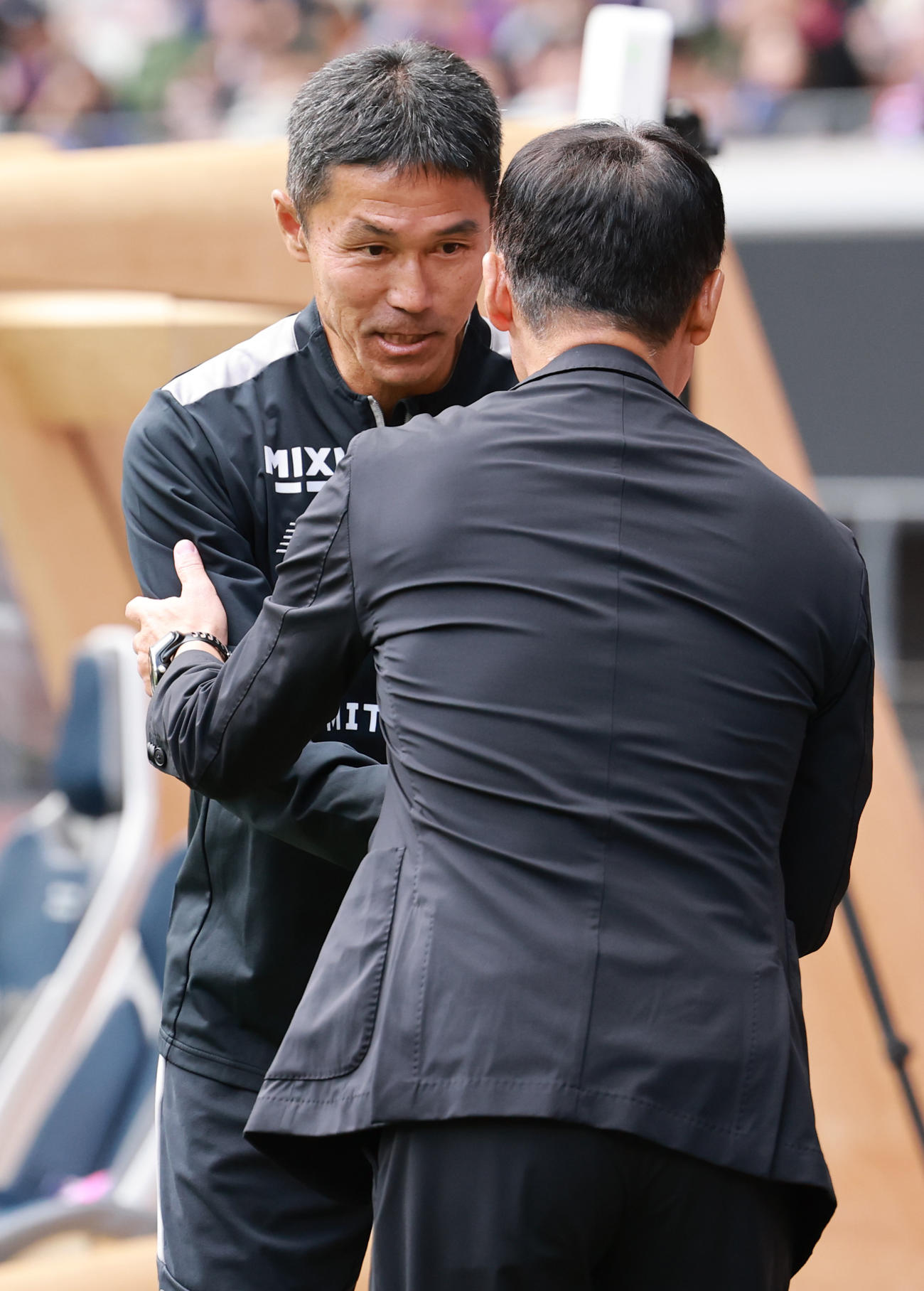 町田対東京　試合前に町田黒田監督（手前）とあいさつを交わす東京松橋監督（撮影・野上伸悟）