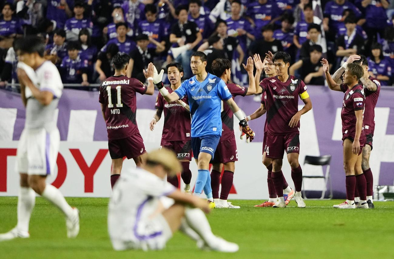神戸対広島　広島に勝利し、タッチを交わす神戸イレブン（共同）
