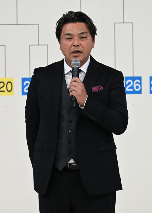 第104回全国高校サッカー選手権の組み合わせ抽選会で、あいさつする城さん(撮影・千葉一成)