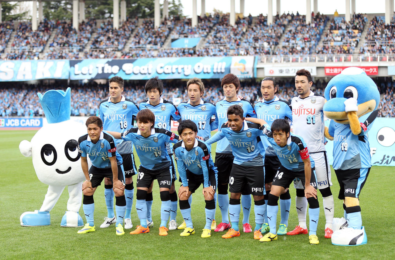 2015年4月のJ1川崎F対浦和戦で車屋紳太郎と谷口彰悟はスタメンに名を連ねた。前列左からFW大久保嘉人、MF森谷賢太郎、MF大島僚太、FWレナト、MF中村憲剛、後列左からMFエウシーニョ、DF車屋紳太郎、DF武岡優斗、MF谷口彰悟、DF角田誠、GK西部洋平