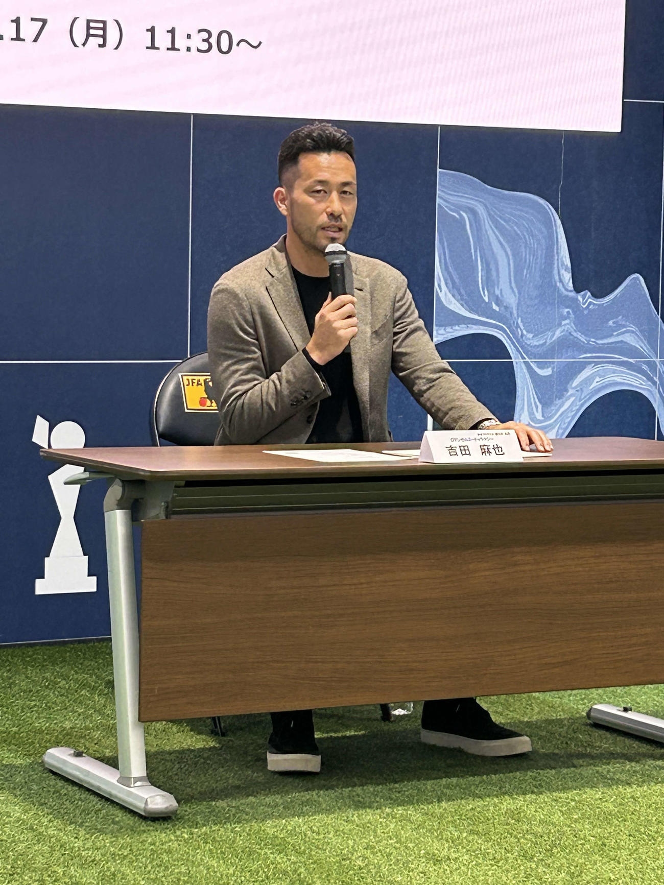会見するJPFAの吉田麻也会長