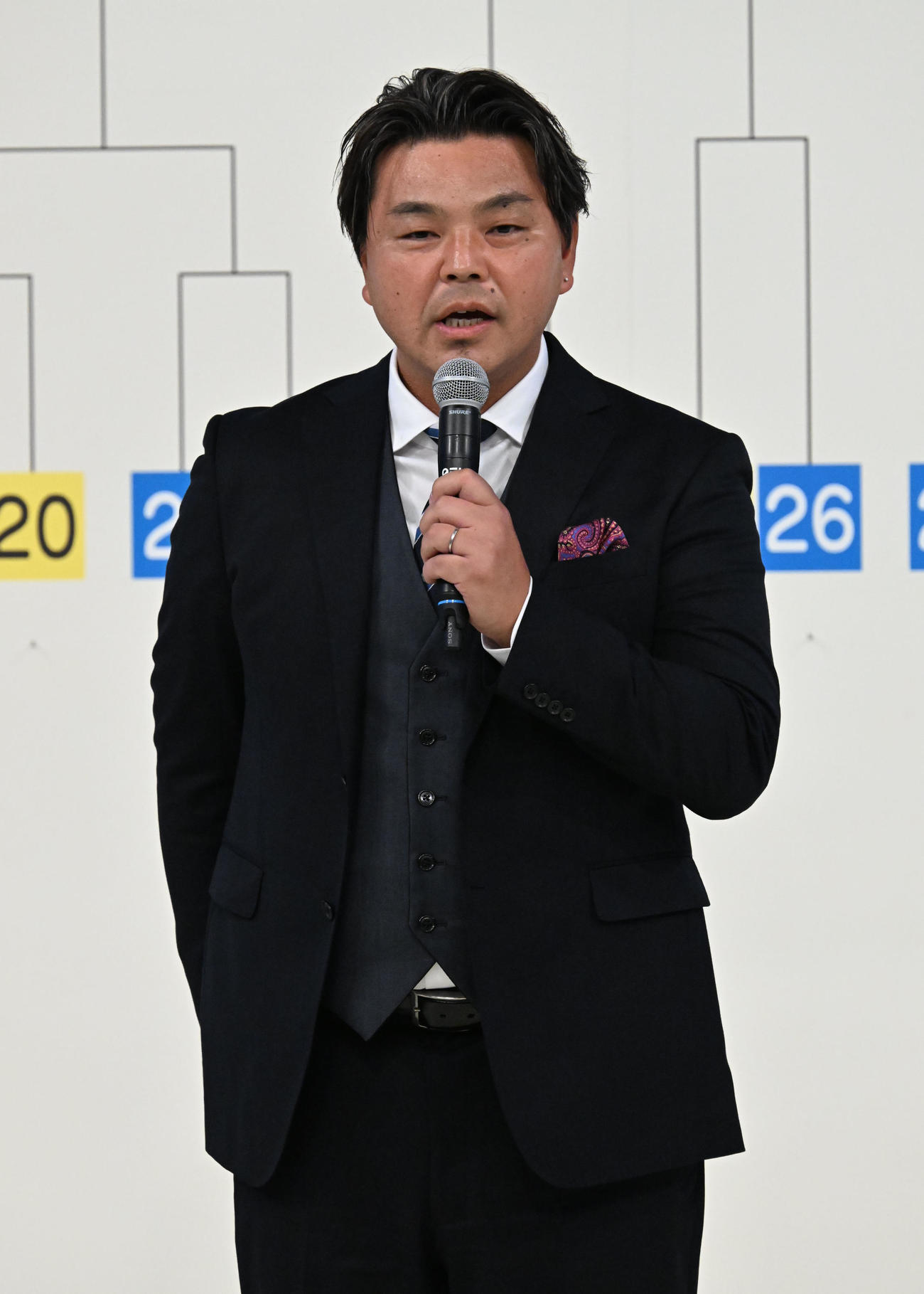 第104回全国高校サッカー選手権の組み合わせ抽選会で、あいさつする城さん（撮影・千葉一成）