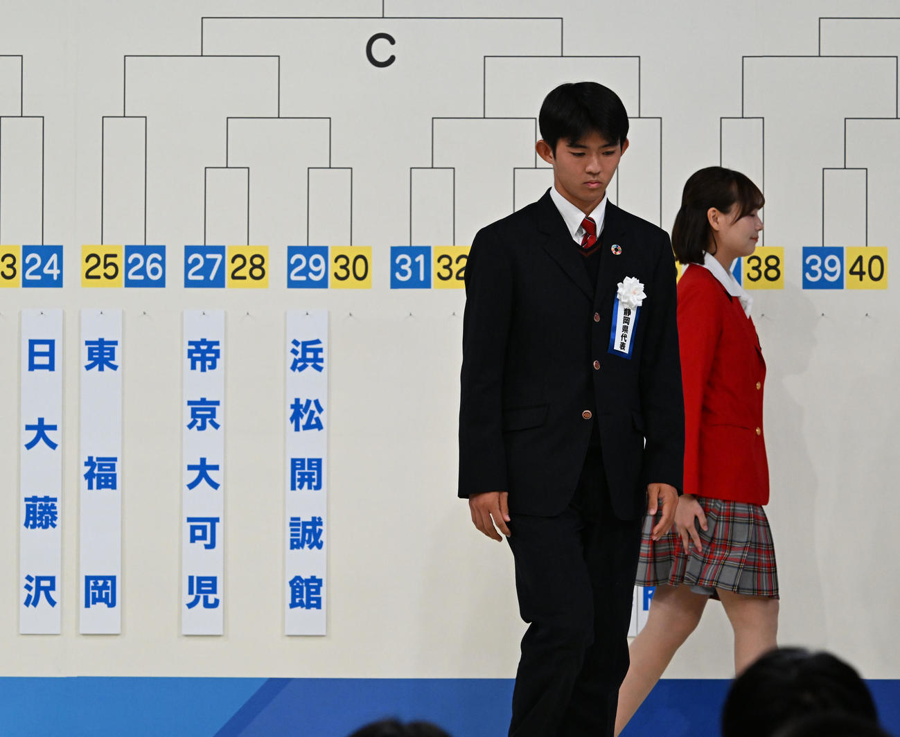 第104回全国高校サッカー選手権の組み合わせ抽選会で、トーナメント番号29番を引いた浜松開誠館の川合主将（撮影・千葉一成）