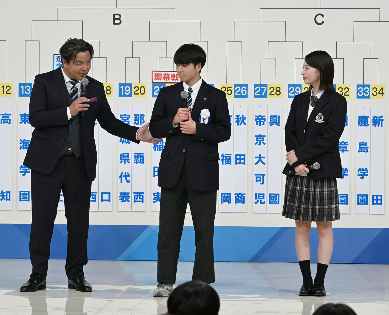 第104回全国高校サッカー選手権で選手宣誓を務めることが決まり城彰二さん（左）からエールを送られる青森山田の松田主将。右は応援マネージャーの池端杏慈さん（撮影・千葉一成）