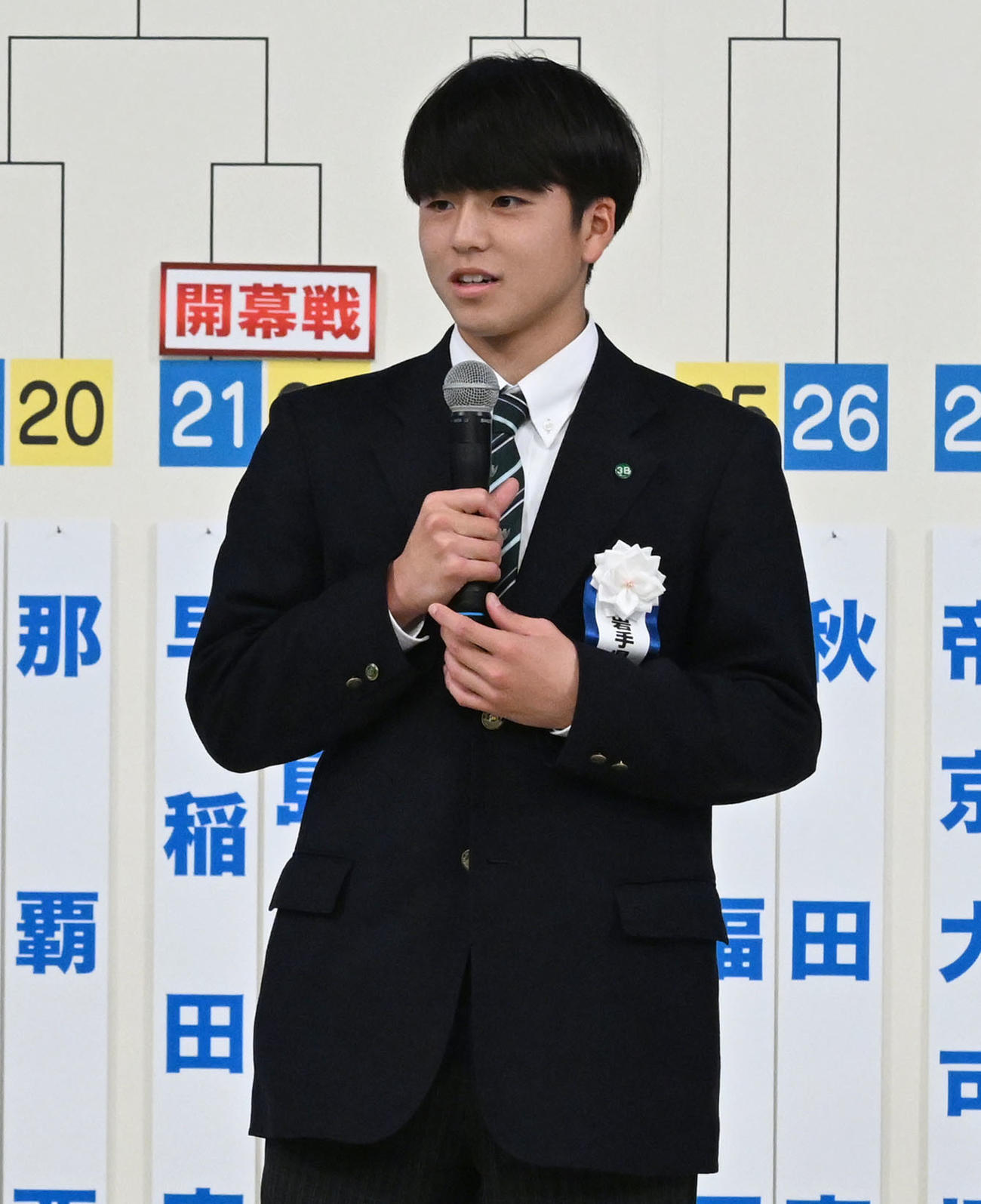 第104回全国高校サッカー選手権で選手宣誓を務めることが決まり、意気込みを話す青森山田の松田主将（撮影・千葉一成）