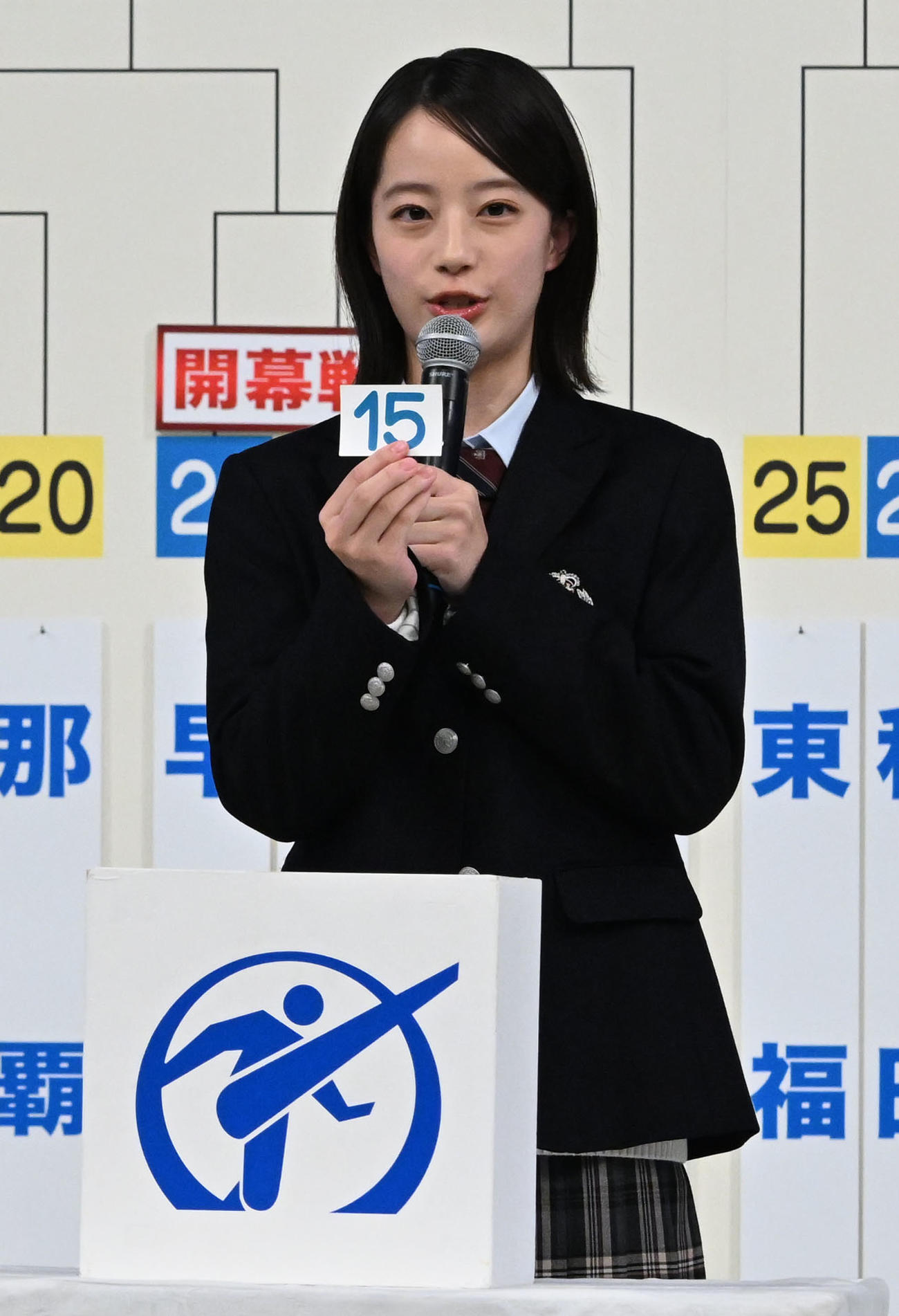 第104回全国高校サッカー選手権の選手宣誓校の抽選で青森山田の15を引いた21代目応援マネージャーの池端杏慈さん（撮影・千葉一成）
