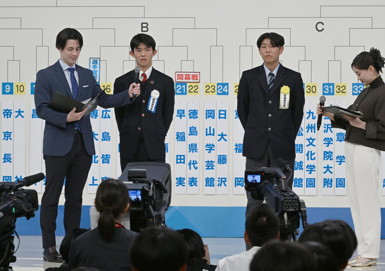 第104回全国高校サッカー選手権の組み合わせ抽選会で、九州文化学園との対戦が決まり意気込みを話す浜松開誠館の川合亜門主将（左）（撮影・千葉一成）