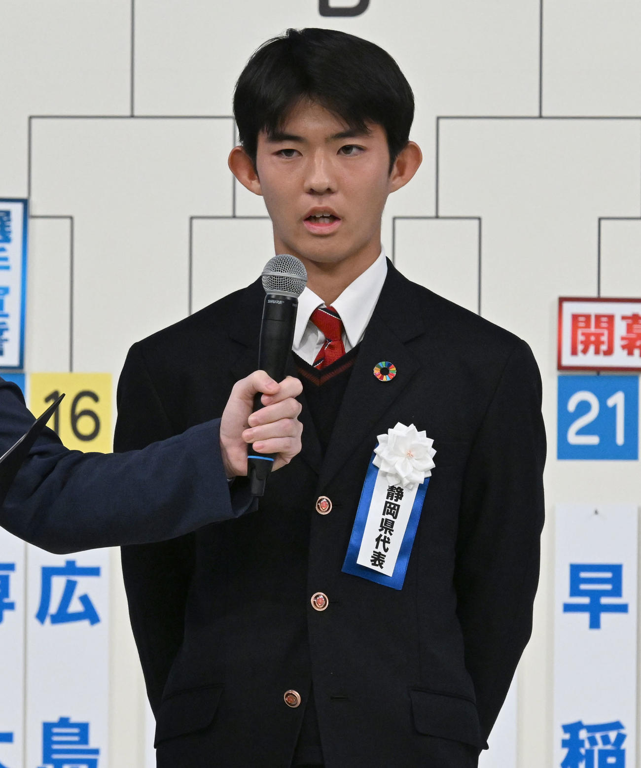 第104回全国高校サッカー選手権の組み合わせ抽選会で、対戦校が決まり意気込みを話す浜松開誠館の川合主将（撮影・千葉一成）