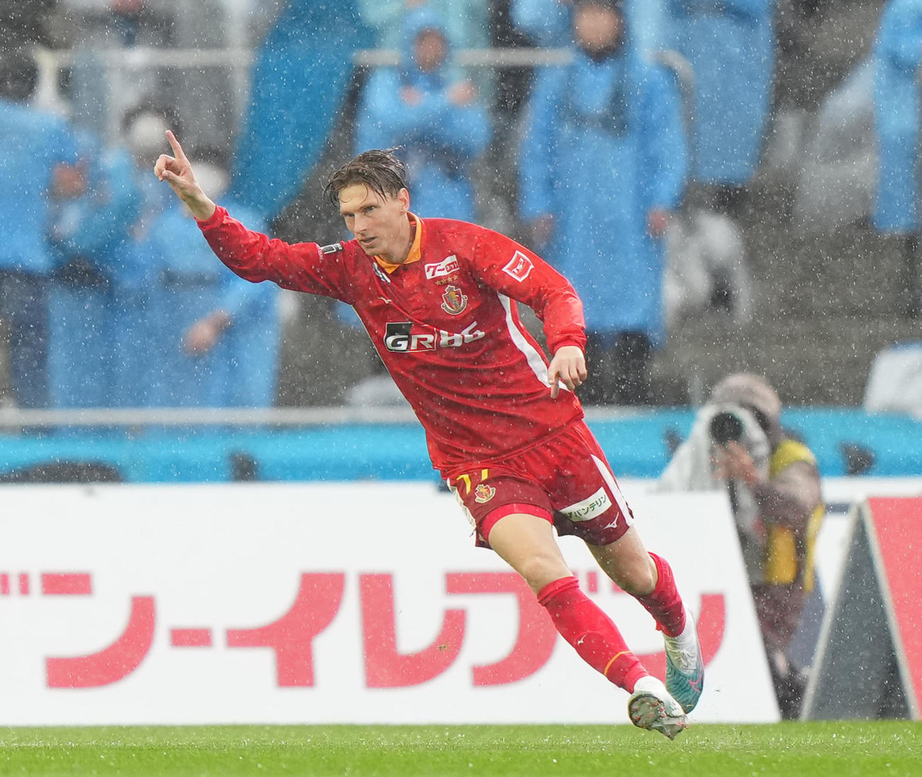 川崎F戦の前半、先制ゴールを決めた名古屋ユンカー（23年4月15日）