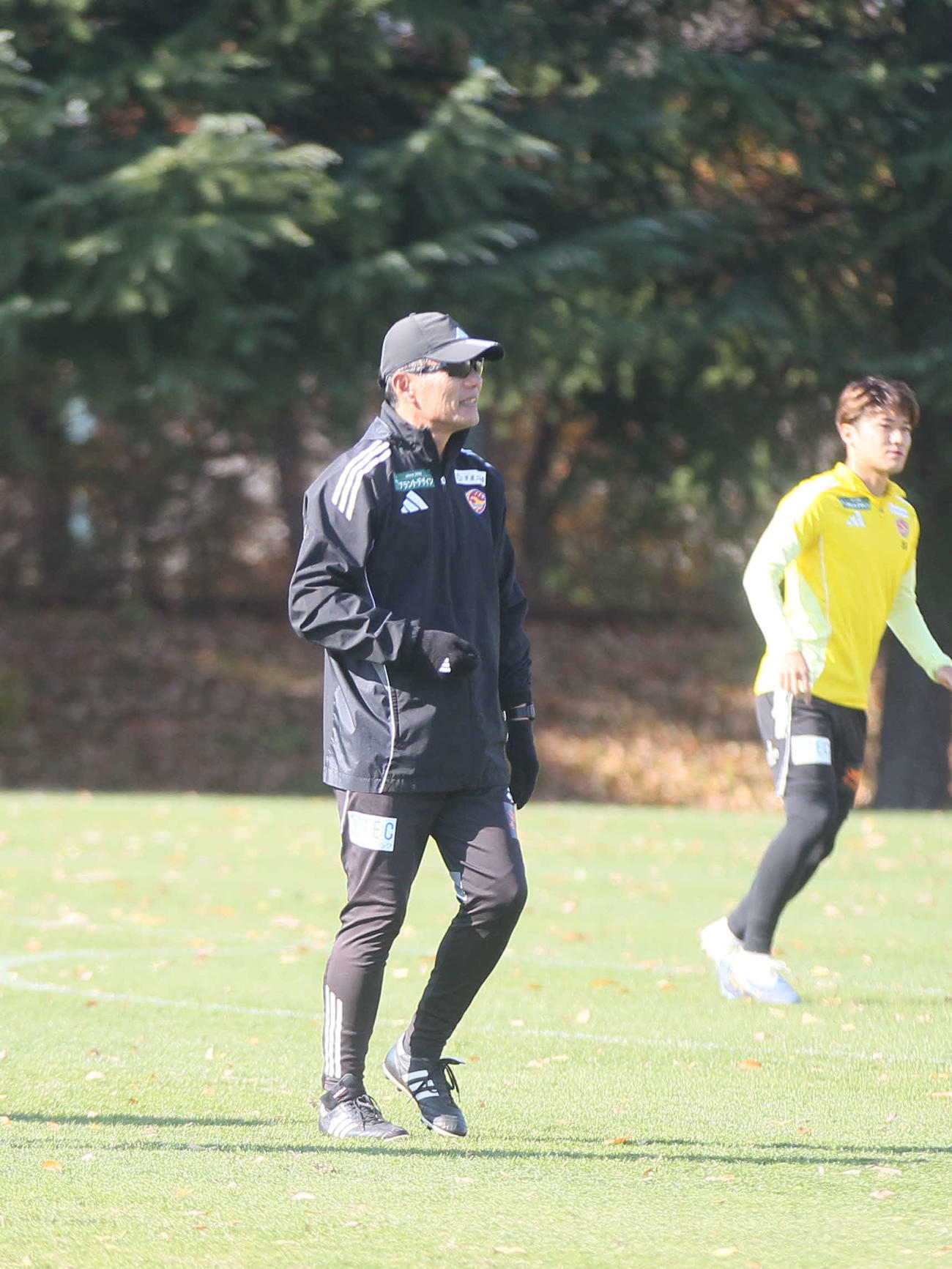 練習中に指示を出すJ2仙台・森山監督（撮影・高橋香奈）