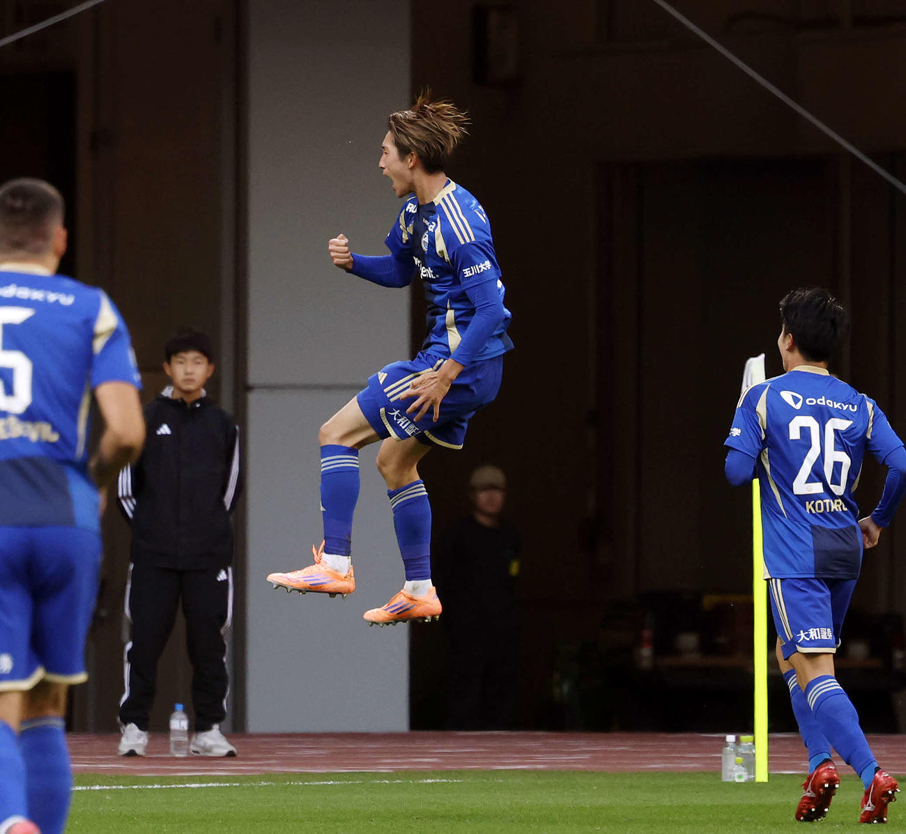 町田対神戸　後半、ゴールを決め喜ぶ町田藤尾（中央）（撮影・山本朝陽）
