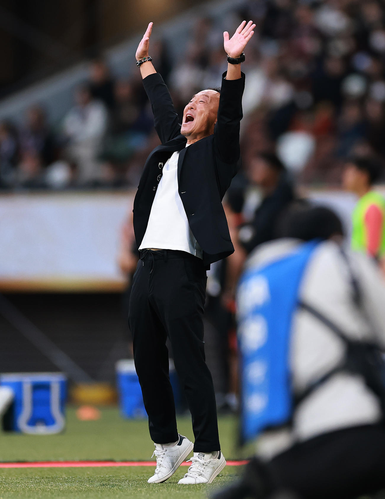 町田対神戸　天皇杯を制した町田黒田監督は、試合終了の瞬間、万歳で喜ぶ（撮影・野上伸悟）