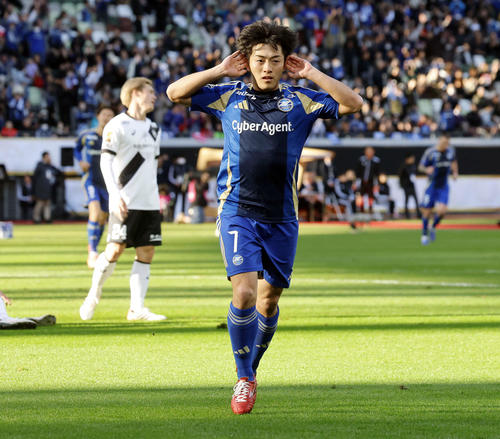 町田対神戸　前半、ゴールを決めた町田相馬はパフォーマンスを見せる（撮影・山本朝陽）