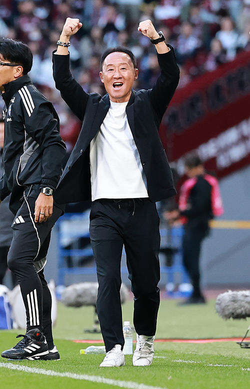 町田対神戸　後半、藤尾のゴールを喜ぶ町田黒田監督（撮影・野上伸悟）