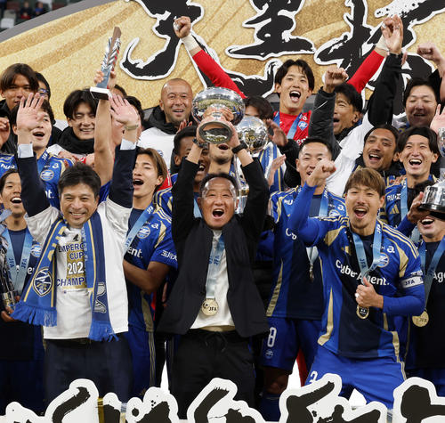 町田対神戸　表彰式で天皇杯を掲げ優勝を喜ぶ町田黒田監督（中央）。左は藤田晋氏（撮影・山本朝陽）