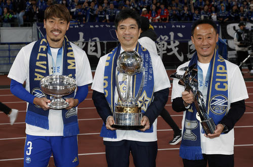 町田対神戸　優勝を決め記念撮影を行う、左から町田昌子、藤田晋氏、黒田監督（撮影・山本朝陽）