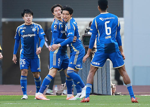 町田対神戸　前半、先制ゴールを決め喜ぶ町田藤尾（左から2人目）（撮影・野上伸悟）